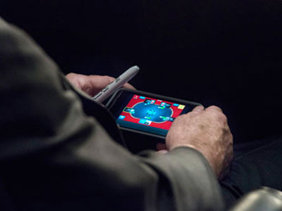 Εδώ η Συρία χάνεται και ο Μακέιν παίζει πόκερ!